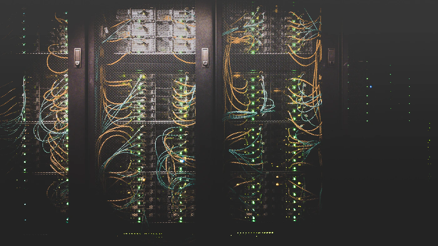 Server-Rack mit strukturierter Netzwerk-Verkabelung